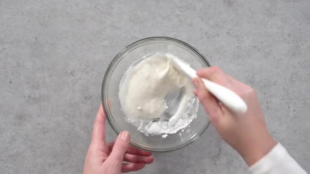 Het Maken Van Citroen Cranberry Bundt Cake Met Suiker Cranberries — Stockvideo