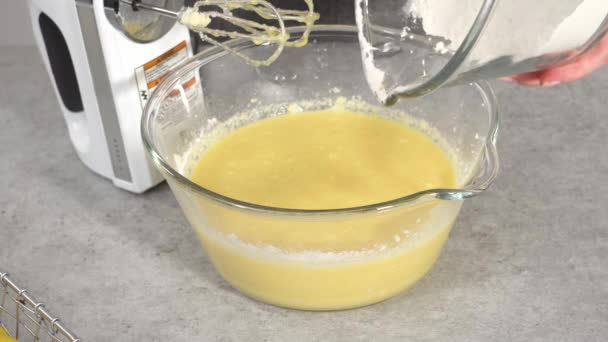 Hacer Pastel Limonada Arándanos Con Arándanos Azucarados Cuñas Limón — Vídeo de stock