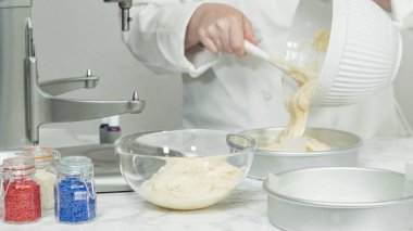 Adım adım. Üç katlı vanilyalı kek pişirmek için kek hamurlarını kek kalıbına döküyorum..