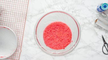 Adım adım. Düz yatıyordu. Taze pişmiş kek katmanlarını temiz gıdaya sarıyorlar.