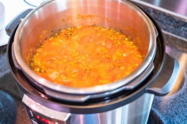 Fırında taze ıspanakla süslenmiş taze mercimek çorbası..