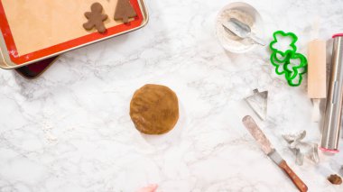 Düz yatıyordu. Adım adım. Noel kurabiyesi pişirmek için zencefilli kurabiye hamuru yuvarlıyorum..