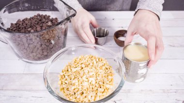 Adım adım. Macadamia fındık şekerlemesi yapmak için gerekli malzemeler.