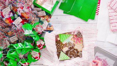 Düz yatıyordu. Adım adım. Ev yapımı şekerleme ve kurabiyeleri Noel hediyesi kutusuna koymak.