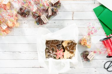 Düz yatıyordu. Hediyeler için ev yapımı zencefilli ekmek ve şeker Noel kurabiyeleri paketliyorum..