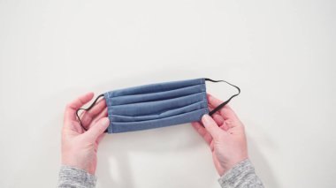 Düz yatıyordu. Coronavirüs salgını için ev yapımı yüz maskeleri..