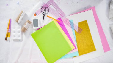 Düz yatıyordu. Adım adım. Kağıttan tek boynuzlu atlar yapmak ve boş tuvalet kağıdı ruloları yapmak..