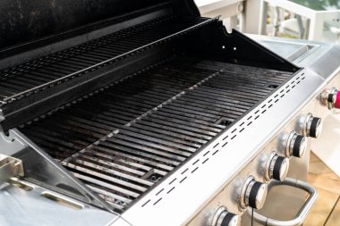 Temiz altı ocaklı ızgara yaz ızgarasına hazır..