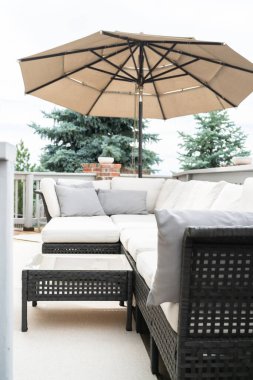 Modern mobilyalarla döşenmiş lüks bir aile evinin avlusu..