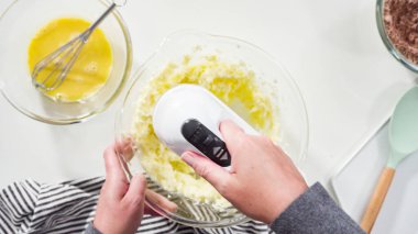 Adım adım. Düz yatıyordu. Çikolatalı kurabiye pişirmek için karışımı bir bardakta karıştırıyorum..