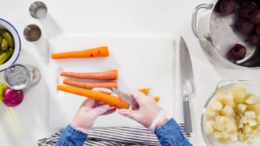 Düz yatıyordu. Adım adım. Sirkeli salata için beyaz bir kesme tahtasındaki sebzeleri dilimliyorum..