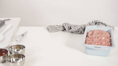 Adım adım. Bardak karıştırma kabında klasik sığır etli rulo köfte tarifi karışımı..