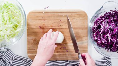 Düz yatıyordu. Adım adım. Tahta kesme tahtasına organik sarı soğan koymak..