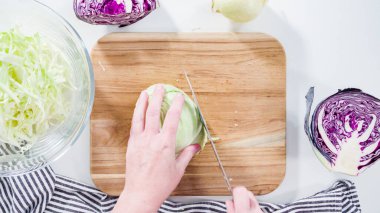 Düz yatıyordu. Adım adım. Ağaç kesme tahtasıyla organik lahana doğruyorum..