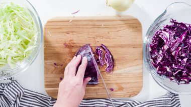 Düz yatıyordu. Adım adım. Ağaç kesme tahtasıyla organik lahana doğruyorum..