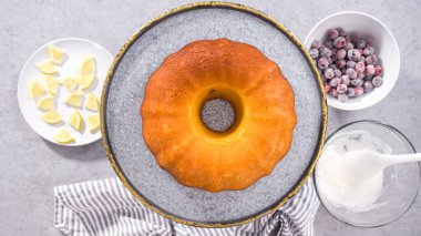 Düz yatıyordu. Adım adım. Böğürtlenli keki şekerli kızılcık ve limonlu kek tezgahıyla süslüyorum..