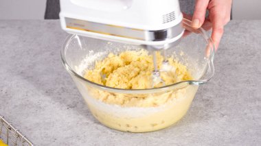 Adım adım. Limonlu kek hazırlamak için karıştırma kabının içindeki malzemeleri karıştırıyorum..