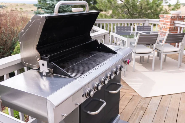 Outdoor Zes Pits Gas Grill Achterpatio Van Een Luxe Eengezinswoning — Stockfoto