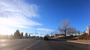 Denver, Colorado, ABD-12 Ocak 2020 - Amerika 'nın banliyölerinde tipik asfalt yollarda sürüş.