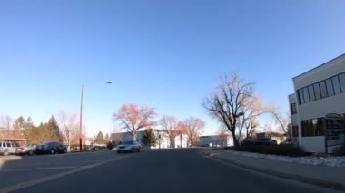 Denver, Colorado, ABD-12 Ocak 2020 - Amerika 'nın banliyölerinde tipik asfalt yollarda sürüş.