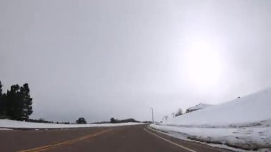 Denver, Colorado, ABD-12 Ocak 2020 - Amerika 'nın banliyölerinde tipik asfalt yollarda sürüş.