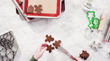 Düz yatıyordu. Adım adım. Zencefilli kurabiye hamurundan Noel kurabiyeleriyle şekiller kesiyorum..