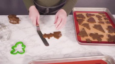 Zencefilli kurabiye hamurundan Noel kurabiyeleriyle şekiller kesiyorum..