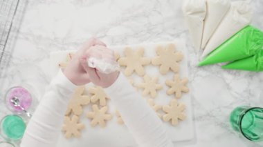 Kar tanesi şeklinde şeker kurabiyeleri ve pembe krema..