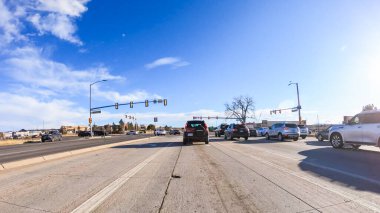 Denver, Colorado, ABD-12 Ocak 2020 - Amerika 'nın banliyölerinde tipik asfalt yollarda sürüş.