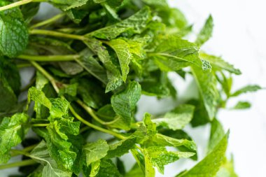 Mermer bir arka planda organik bahçeden taze nane..