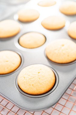 Kurutma sehpasında taze pişmiş vanilyalı kekler..