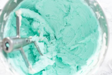 Mutfak mikserinde mavi tereyağlı kremayı karıştırıyorum..