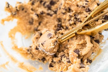 Ev yapımı kurabiye hamuru ve bardakta çikolata parçacıkları..