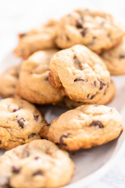 Beyaz tabakta ev yapımı çikolatalı kurabiyeler..