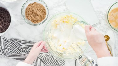 Adım adım. Düz yatıyordu. Çikolata parçacıklı kurabiye yapmak için cam kasede malzemeleri karıştırıyorum..