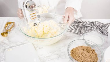 Adım adım. Çikolata parçacıklı kurabiye yapmak için cam kasede malzemeleri karıştırıyorum..