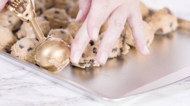 Adım adım. Hamur kepçesiyle ev yapımı çikolatalı kurabiyeler pişiriyorum..