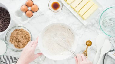 Adım adım. Düz yatıyordu. Çikolata parçacıklı kurabiye yapmak için cam kasede malzemeleri karıştırıyorum..