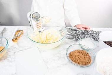 Çikolata parçacıklı kurabiye yapmak için karıştırma kabında malzemeleri karıştırıyorum..