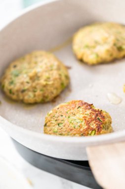 Kızartma tavasında zeytinyağında kabak keki kızartıyorum..