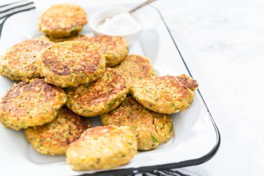 Servis tepsisinde taze kızarmış kabak kekleri..