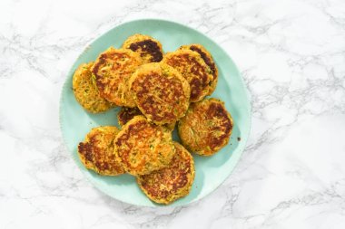 Düz yatıyordu. Tabakta taze kızarmış kabak kekleri..