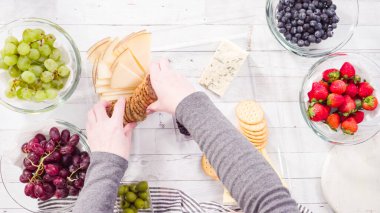 Düz yatıyordu. Adım adım. Taze meyve, gurme peynir ve kraker ile peynir tabağı hazırlıyorum..