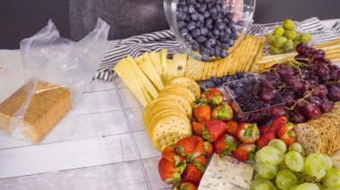 Adım adım. Taze meyve, gurme peynir ve kraker ile peynir tabağı hazırlıyorum..