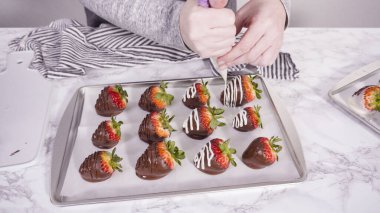 Adım adım. Çiseleyen erimiş çikolata, pasta poşetinden çikolata kaplı çileğe.