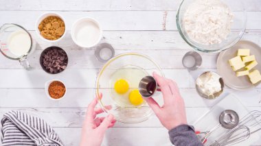 Düz yatıyordu. Çikolatalı ahududu kekleri pişirmek için malzemeler karıştırıyorum..