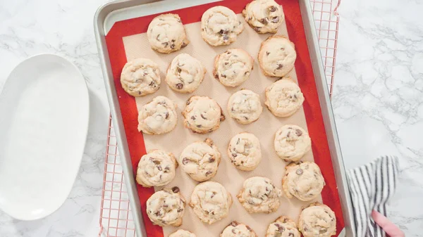 Adım adım. Düz yatıyordu. Hamur kepçesiyle ev yapımı çikolatalı kurabiyeler pişiriyorum..