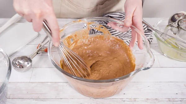 Çikolatalı ahududu kekleri pişirmek için malzemeler karıştırıyorum..