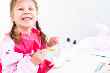 Küçük kız COVID-19 salgınında evde uzaktan öğrenim için sanat projesi üzerinde çalışıyor..