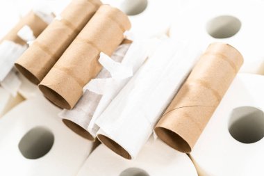 Gri arka planda yeni ve boş tuvalet kağıdı ruloları.